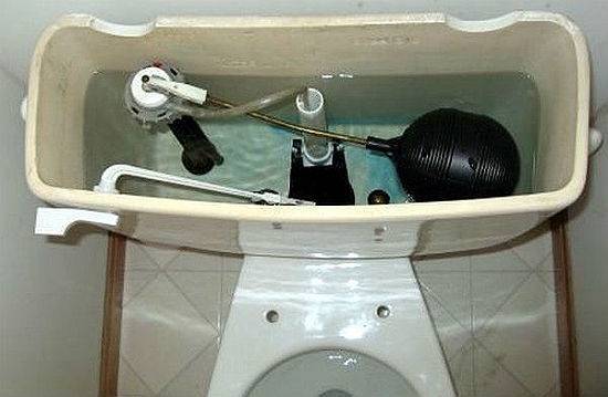 Le réservoir des toilettes fuit : que faire si une fuite est détectée