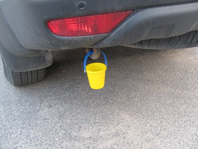 Pourquoi les conducteurs accrochent-ils souvent de petits seaux à l'arrière de leur voiture ?