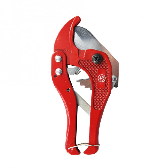 Raccordement et installation à faire soi-même de tuyaux métal-plastique