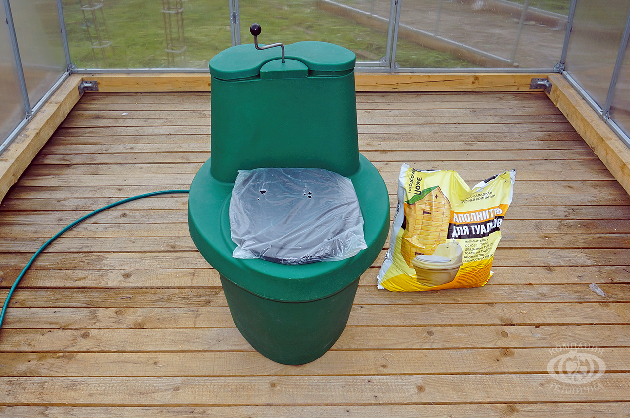 Le dispositif et le principe de fonctionnement d'un placard sec en tourbe pour une résidence d'été