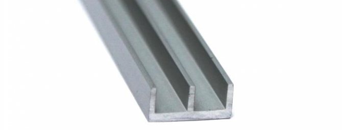 Comment faire un écran miroir sous la baignoire: instructions étape par étape