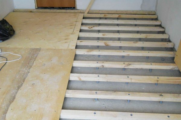 Planchers d'eau chaude sur un plancher en bois: caractéristiques de la pose du système sur une base en bois