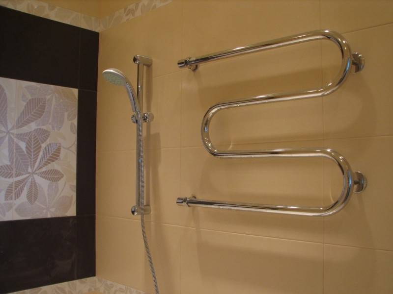 Raccordement d'un radiateur sèche-serviettes à une colonne montante d'eau chaude : schéma