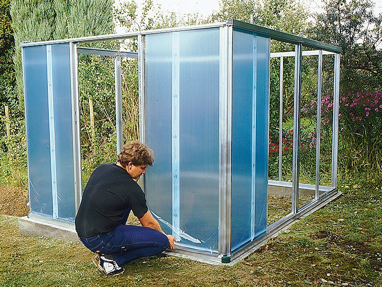Cabine de douche en polycarbonate à faire soi-même dans un appartement, une maison, comment fabriquer des cloisons faites maison à partir de polymère cellulaire pour une résidence d'été