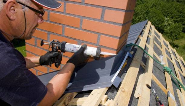 Raccordement d'une cheminée à une chaudière à gaz au sol : sortie de tuyau interne et externe