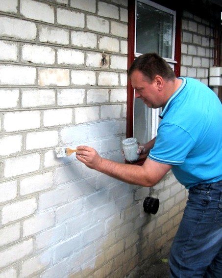 Peinture pour conduites de gaz: règles et réglementations pour la peinture à l'intérieur de l'appartement et dans la rue 