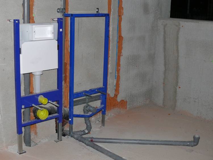 Combien d'espace l'installation et la colonne montante d'égout consomment-elles