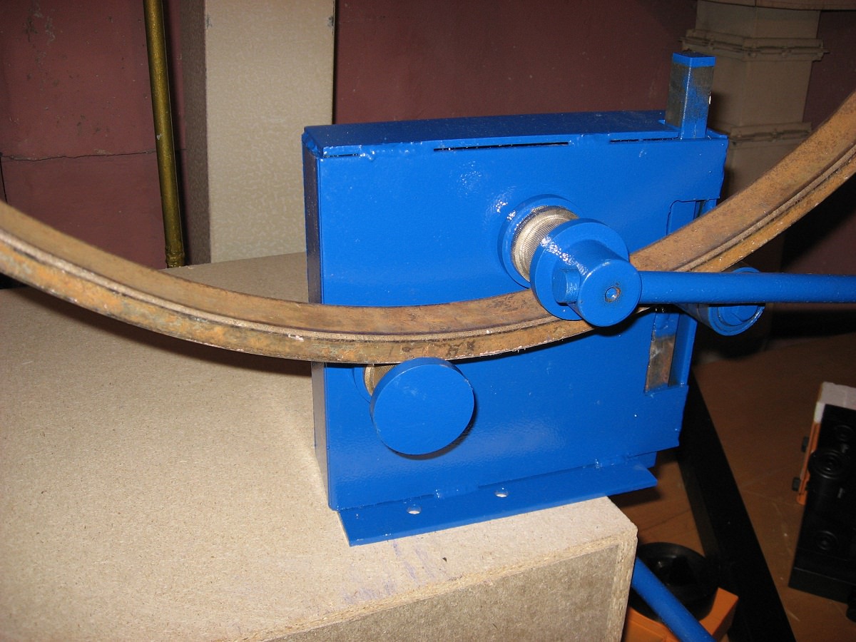 Nous plions le profil: comment plier un tuyau profilé de 40 sur 20 cm et 20x20 cm de vos propres mains? rayon de courbure à la maison