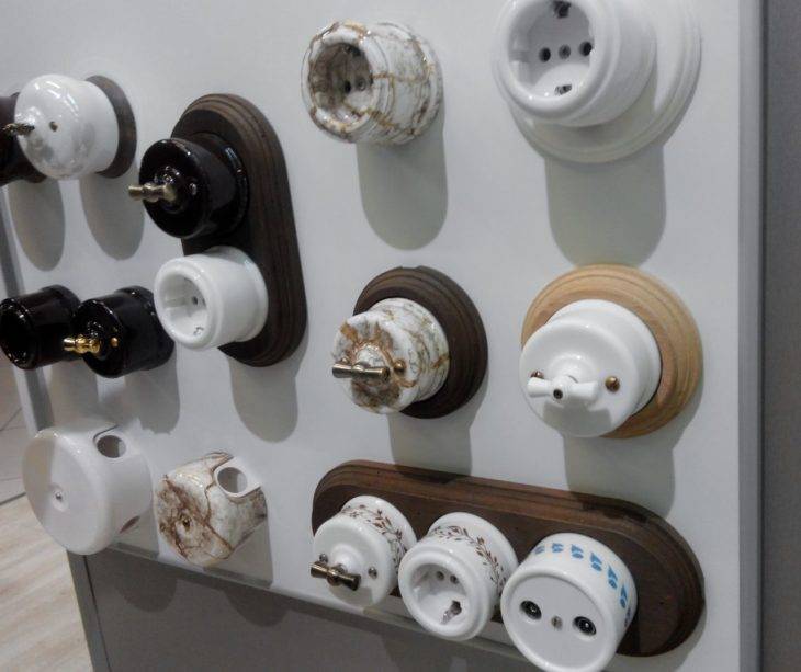 Câblage rétro ouvert dans une maison en bois: élégant et insolite