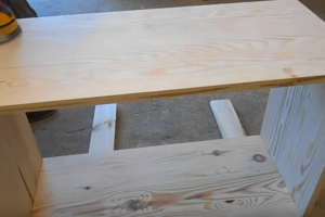 Cintre de sol en bois DIY : idées créatives + instructions de montage