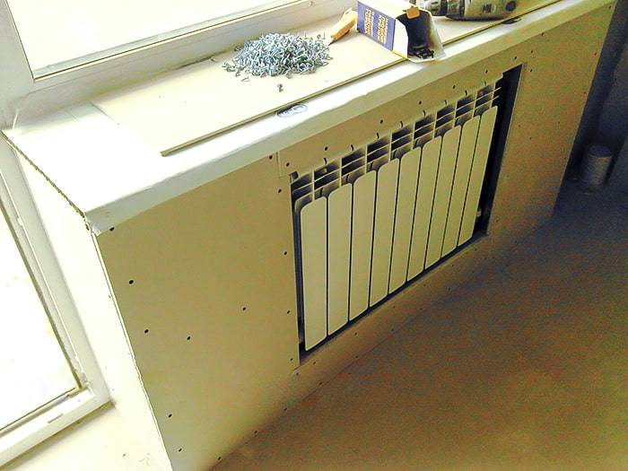 Nous fermons la batterie avec des cloisons sèches - tout sur les eaux usées