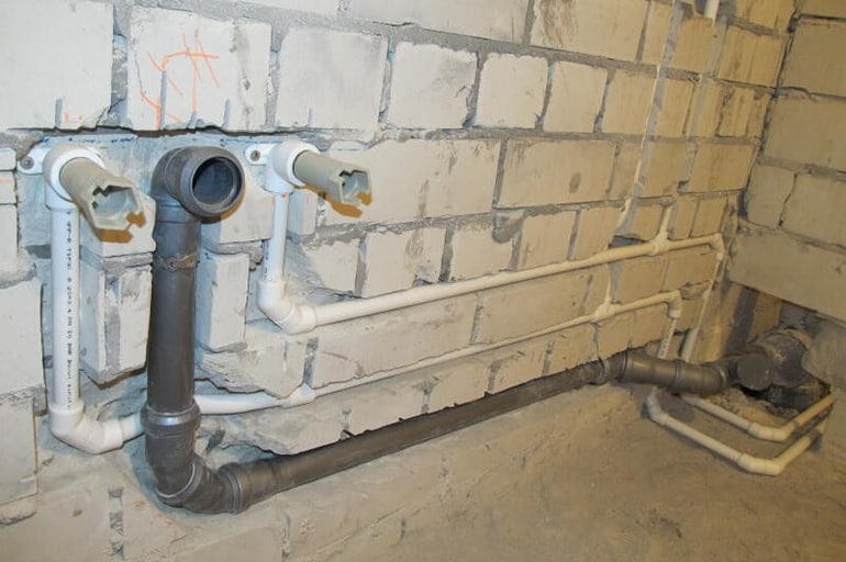 Tuyauterie dans la salle de bain : analyse des schémas de tuyauterie cachés et ouverts