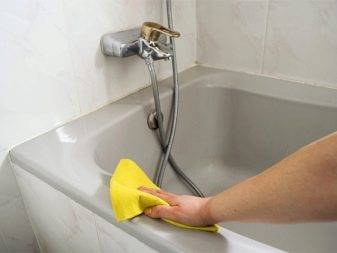 Peinture de bain DIY avec émail : un guide de restauration étape par étape