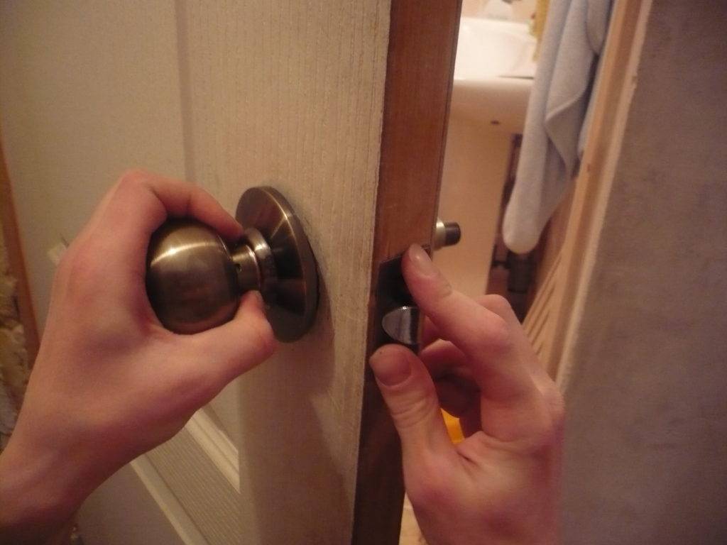 Installer une poignée dans une porte intérieure: comment insérer correctement une poignée ronde avec une serrure de porte et un loquet de vos propres mains, à quelle hauteur, ainsi que des soins et des conseils d'experts