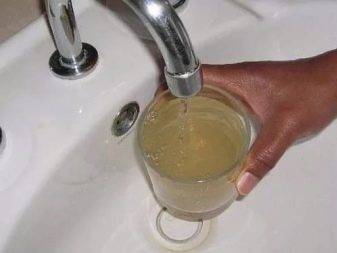 Nous fabriquons un filtre à eau de nos propres mains pour nettoyer l'eau des puits et des forages