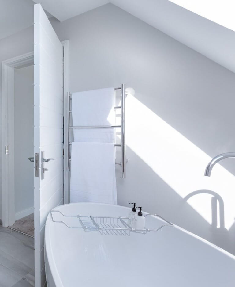 Eclairage dans la salle de bain : la bonne organisation de l'apport de lumière - point j