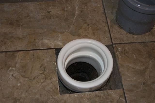 Comment installer une toilette avec une sortie oblique: notice technique détaillée