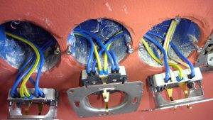 Prises et interrupteurs aériens : règles pour une installation et un raccordement en toute sécurité