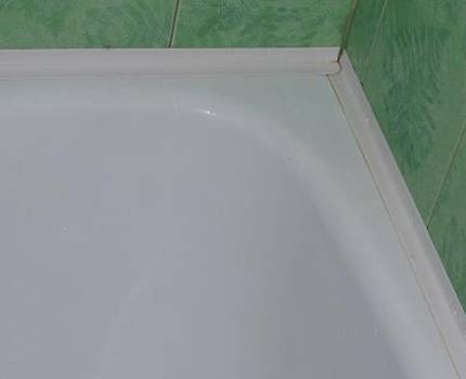 Comment coller une bordure sur une baignoire: nous démontons les options en céramique et en plastique
