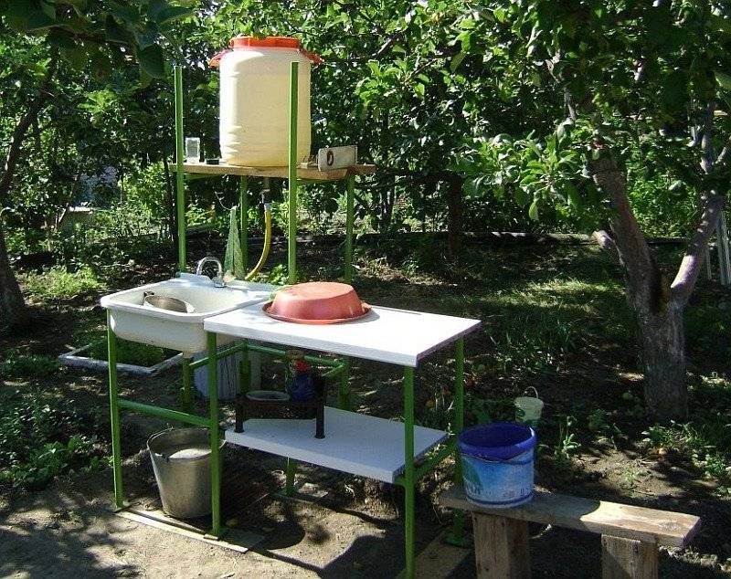 Le choix et la fabrication d'un lavabo pour une résidence d'été