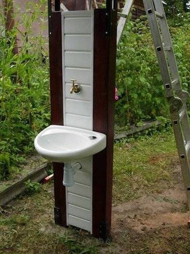 Le choix et la fabrication d'un lavabo pour une résidence d'été