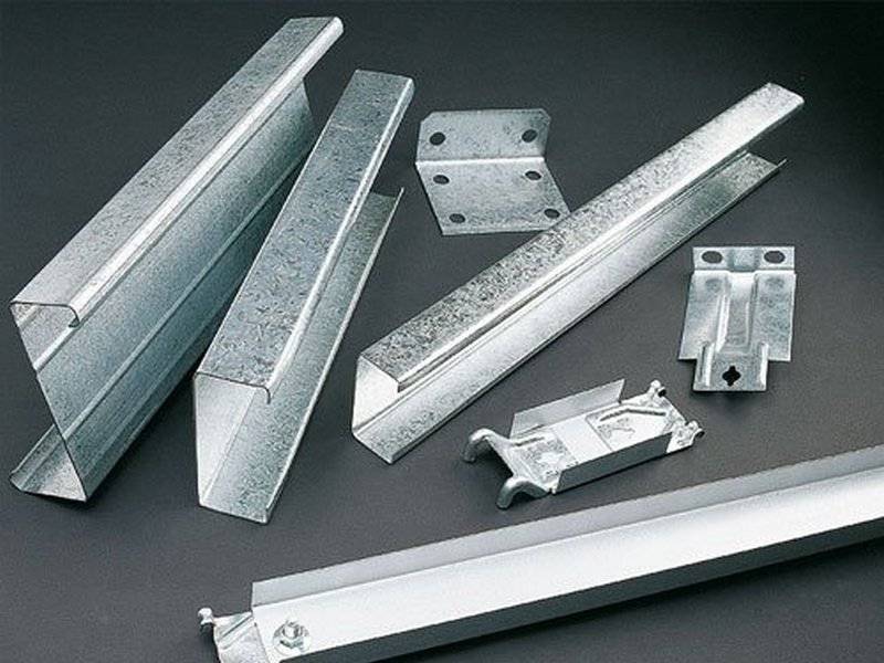 Comment cacher les tuyaux dans la salle de bain: un aperçu des meilleures façons de masquer le pipeline