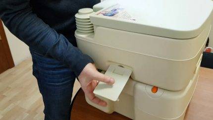 Comment nettoyer un placard sec: caractéristiques du nettoyage des types de tourbe et de liquide des placards secs