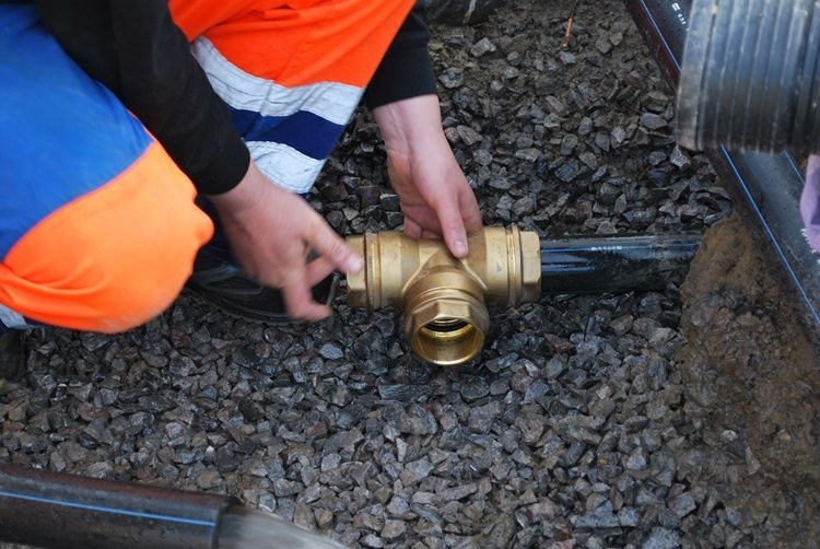 Méthodes de raccordement de tuyaux métal-plastique