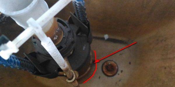 Les toilettes fuient après la chasse d'eau : causes possibles du dysfonctionnement et comment les réparer