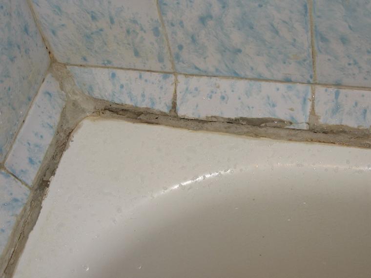 Comment fermer le joint entre la salle de bain et le mur: résoudre un problème difficile
