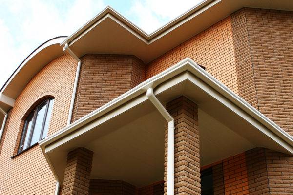 Drains de toit à faire soi-même: instructions pour l'autoproduction d'un système de drainage