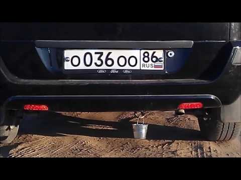 Conduire des vélos : pourquoi un seau est accroché à l'arrière d'une voiture