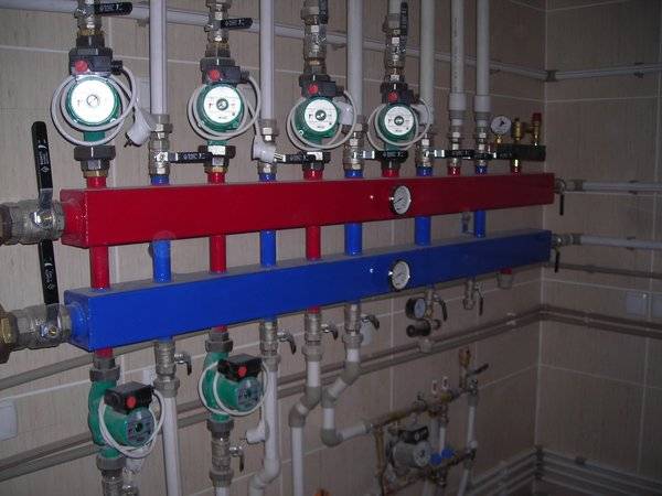 Collecteur de distribution de chauffage à faire soi-même: schémas et caractéristiques de montage