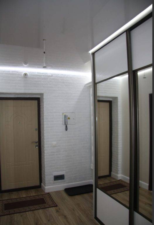 5 façons de sélectionner avec succès des meubles pour agrandir visuellement le couloir