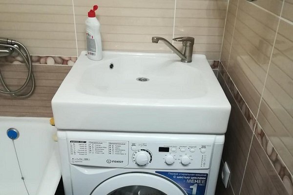 L'évier au-dessus de la machine à laver: les avantages et les inconvénients de la conception, la procédure et les règles d'installation de l'appareil