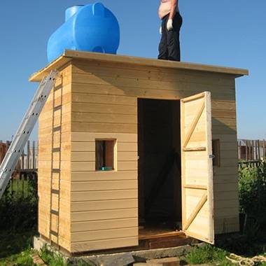 Construction d'une cabine de douche en bois pour une résidence d'été: instructions pas à pas tirées de l'expérience personnelle