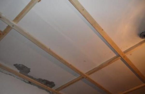 Salle de bain en panneaux plastiques : types de panneaux + petit guide de finition