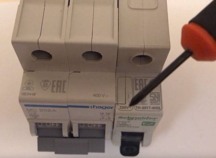 Choisir une machine automatique pour la puissance de charge, la section de câble et le courant: principes et formules de calcul