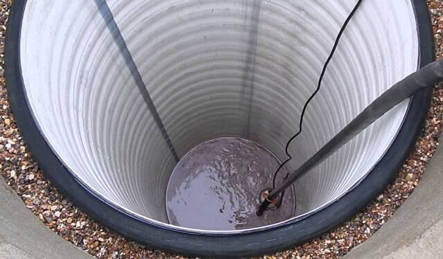 Insert en plastique dans le puits : instructions d'installation étape par étape