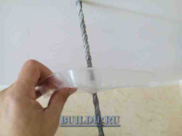 Un moyen facile de percer le plafond sans poussière