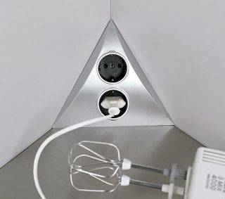 Prises encastrées dans le plan de travail : variétés, caractéristiques + conseils pour choisir et installer