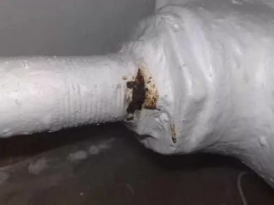 La batterie fuit - comment couvrir la batterie en fonte actuelle