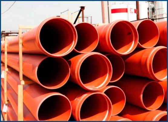 Conduites d'égout en PVC et en PEHD pour les eaux usées extérieures: types, caractéristiques, avantages et inconvénients