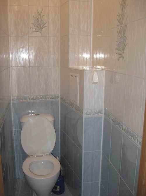 Niche dans les toilettes