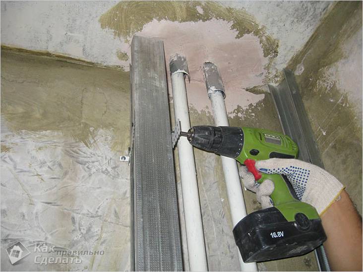 Comment cacher les tuyaux dans la salle de bain: un aperçu des meilleures façons de masquer le pipeline