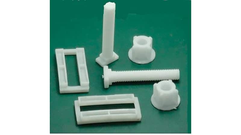 Fixation du couvercle des toilettes : comment retirer l'ancien et installer le nouveau correctement