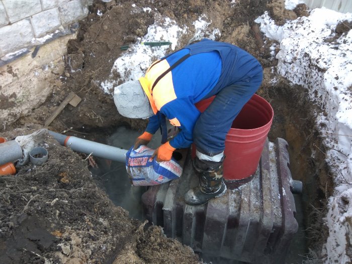 Tout sur les fosses septiques de la série de réservoirs: le principe de fonctionnement et d'installation