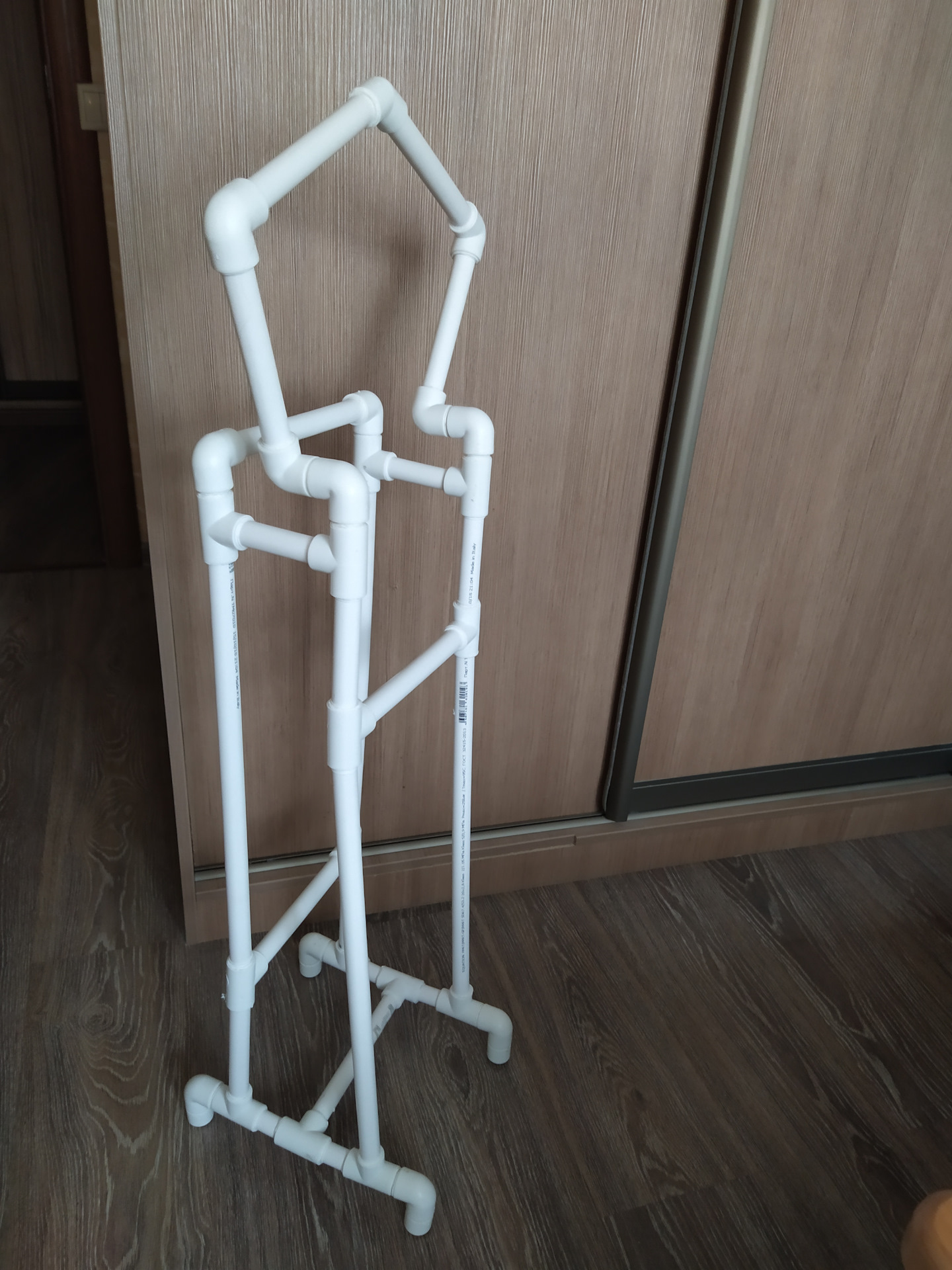 Cintre de tuyau en pvc à faire soi-même: matériaux et outils, processus de fabrication de cintres à partir de tuyaux en polypropylène.