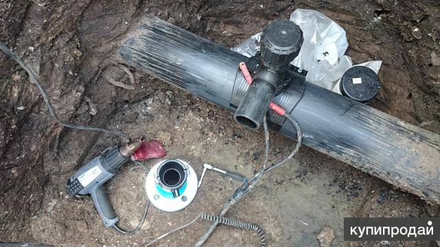 Insertion dans un tuyau en PEHD: options pour effectuer la procédure sous pression et sans pression, à l'aide d'une vanne, comment travailler avec des appareils de plomberie?