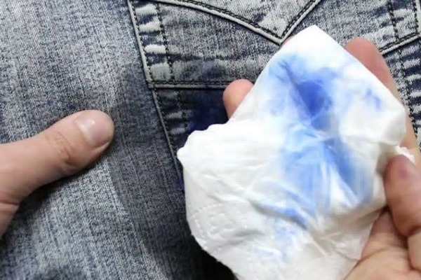 Comment éliminer facilement les marques de stylo des chemises à l'aide de la laque pour cheveux